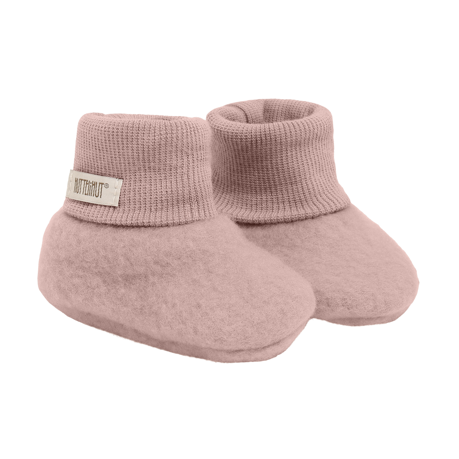 Rosa babytøfler i filt med ribbestrikkede mansjetter og en liten etikett på den ene tøffelen.