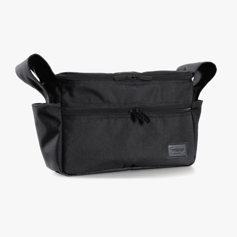 Svart organizer-veske med flere glidelåslommer foran og toppstropper, vinklet visning.