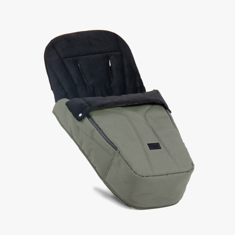 Olivengrønn og svart vognpose for baby med polstret rygg og glidelåsåpning på siden.