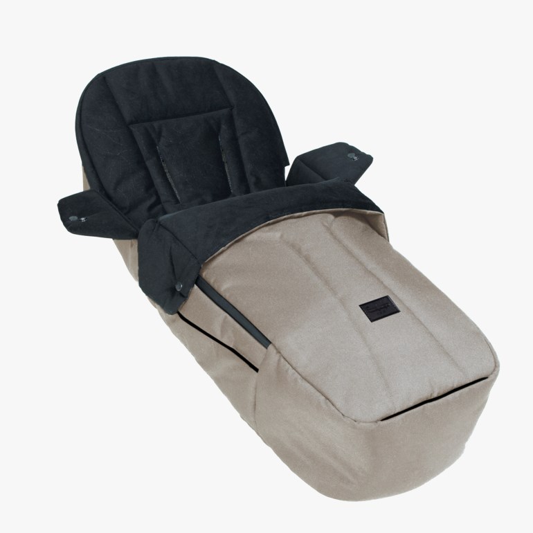 En mørkegrå og beige vognpose med polstret svart interiør og beige fotdel.