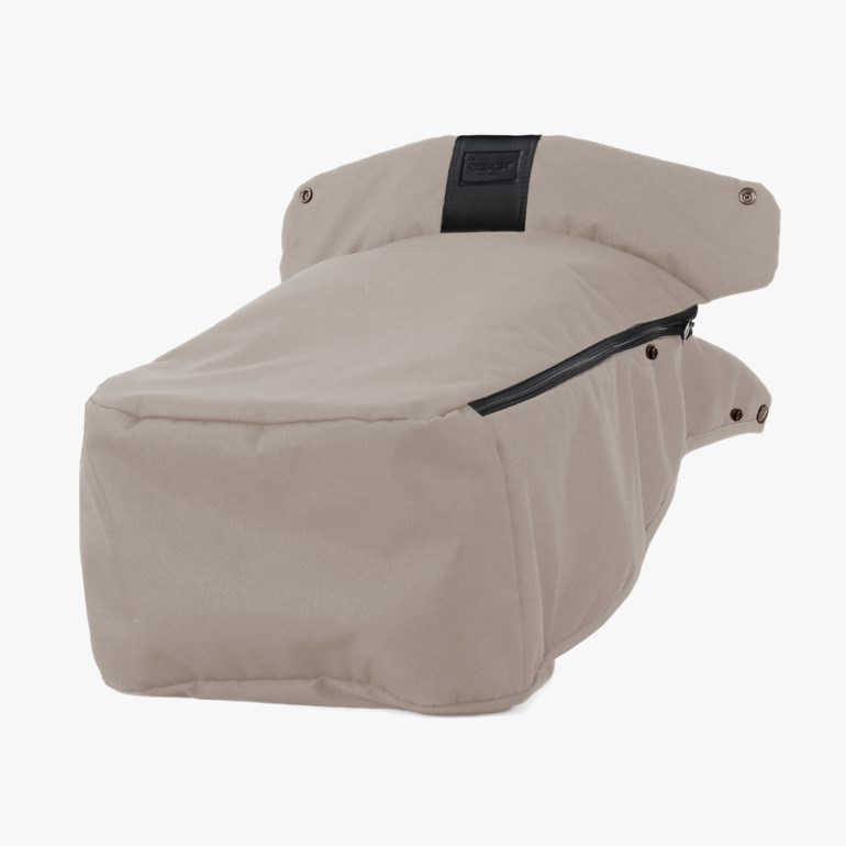 Beige vognpose med svart glidelås og metallknapper, vist i en skrå frontvisning.