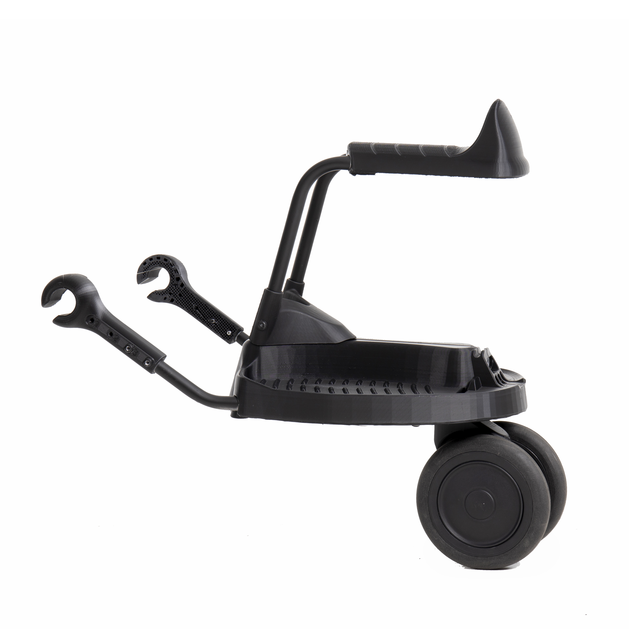 Sideprofil av svart 3D-printet mobilitetshjelp med to hjul, håndtak og to skiftenøkkelkroker.
