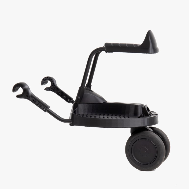 Sideprofil av svart 3D-printet mobilitetshjelp med to hjul, håndtak og to skiftenøkkelkroker.