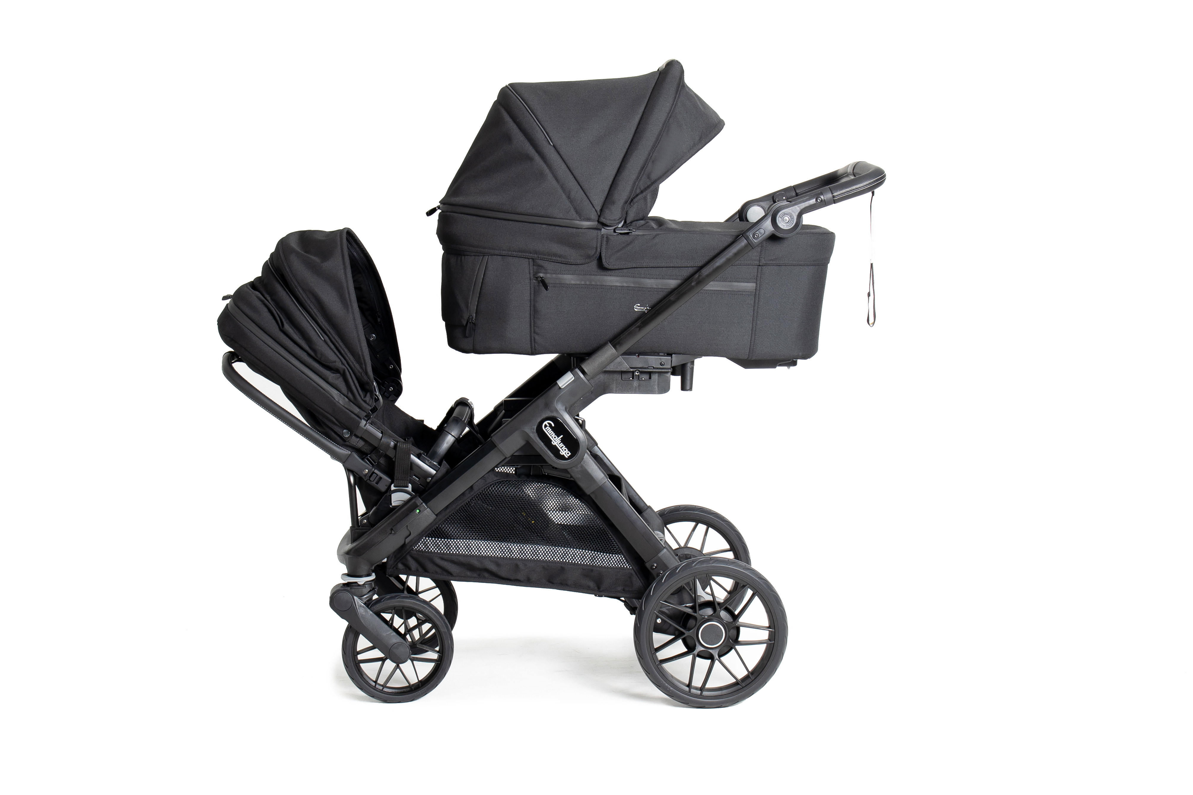 En svart søskenvogn med liggedel for baby og separat sittedel.