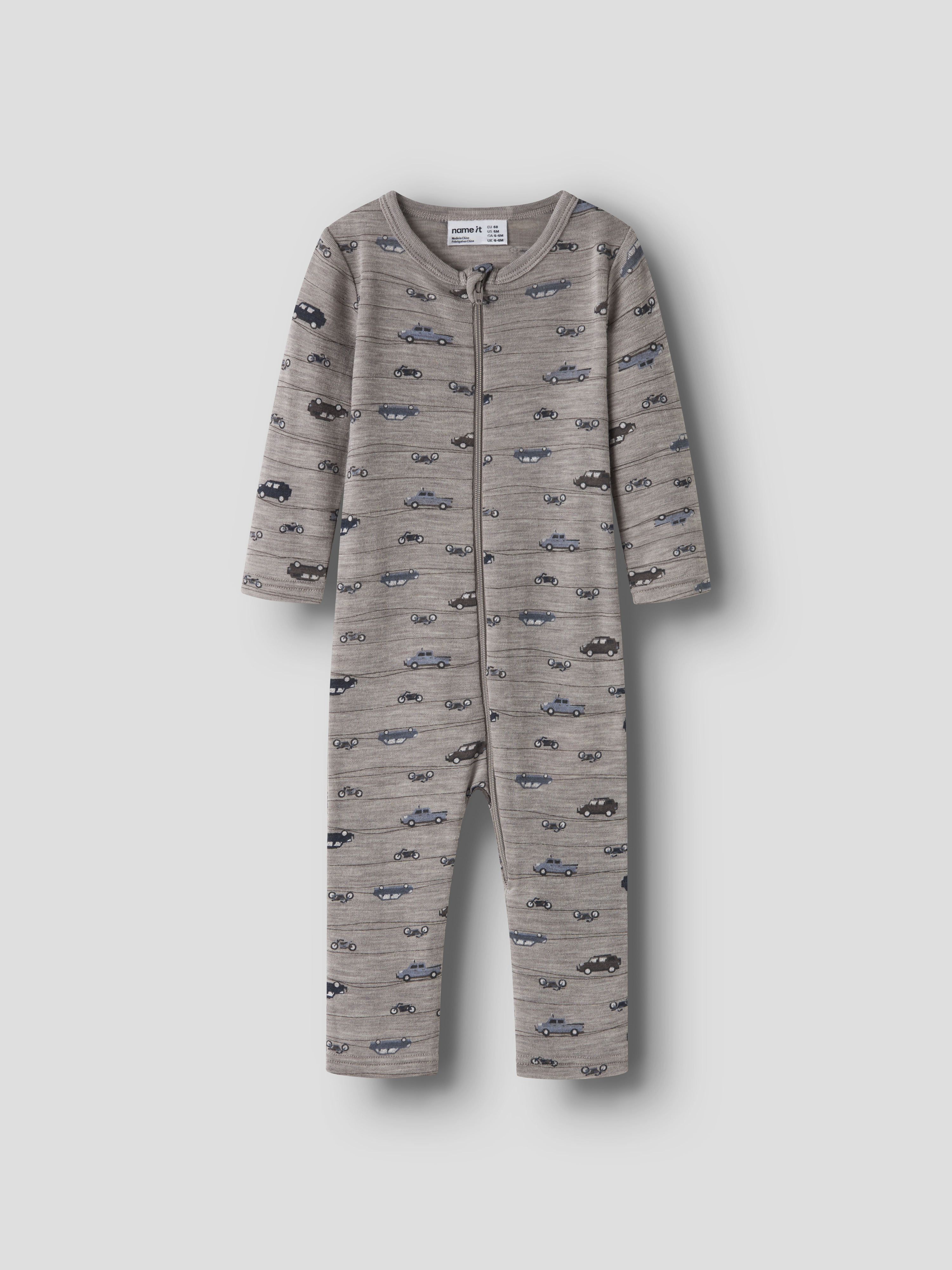 Front av grå baby heldress med bilmønster og hellang glidelås.