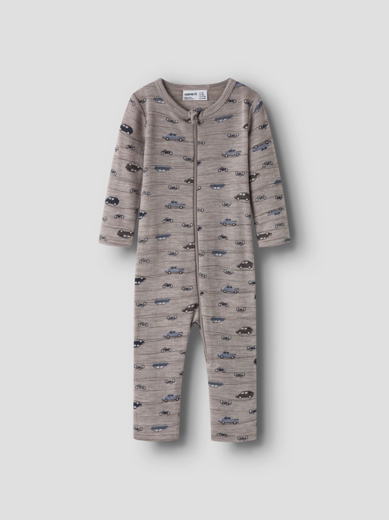 Front av grå baby heldress med bilmønster og hellang glidelås.