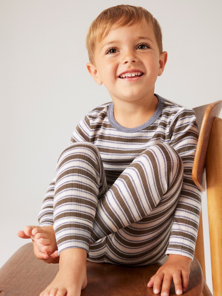 Barn bærer brun, beige og lysblå stripete ribbestrikket langermet topp og matchende bukser, sittende.