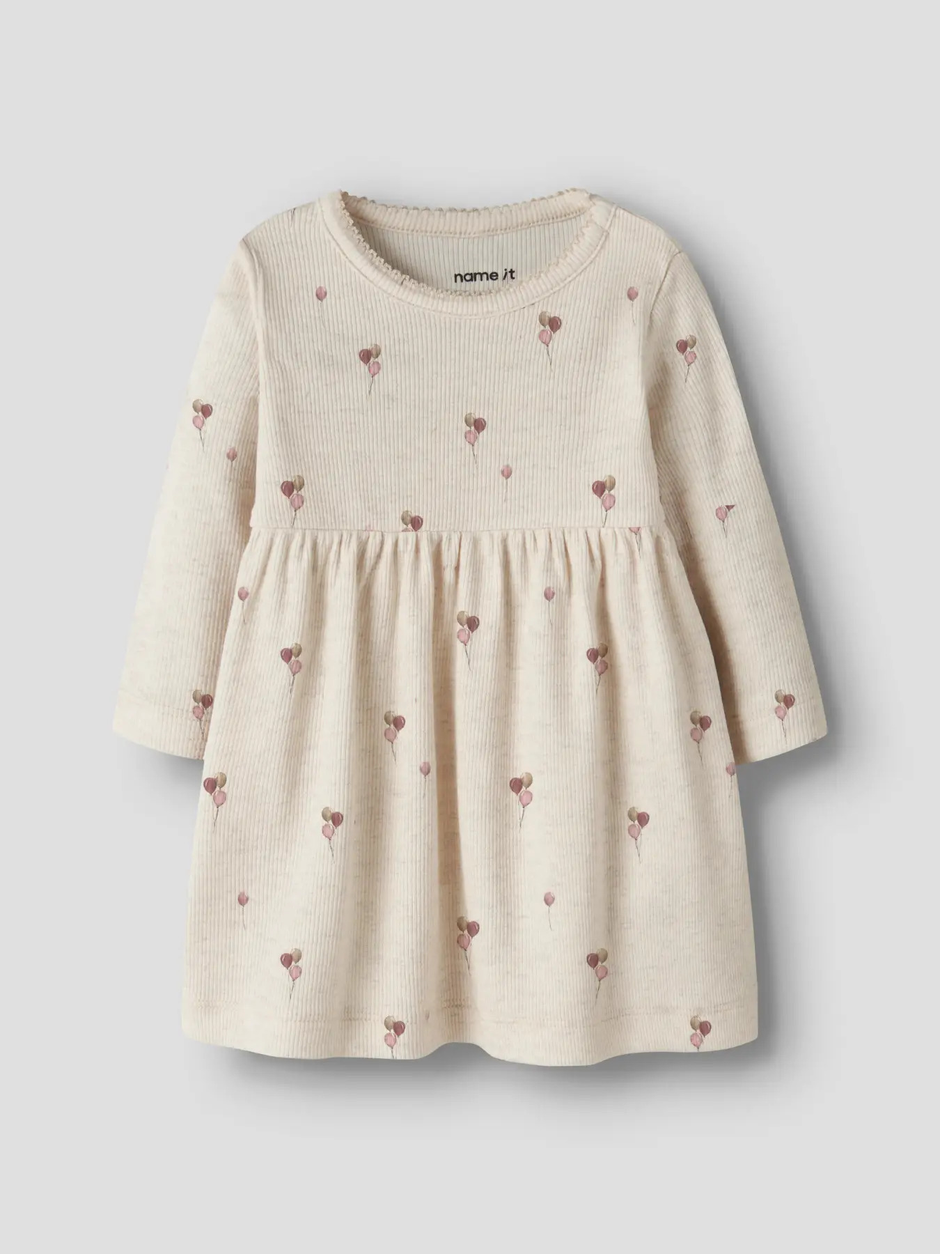Forfra, en langermet ribbet beige babykjole med rynket skjørt og ballongtrykk.