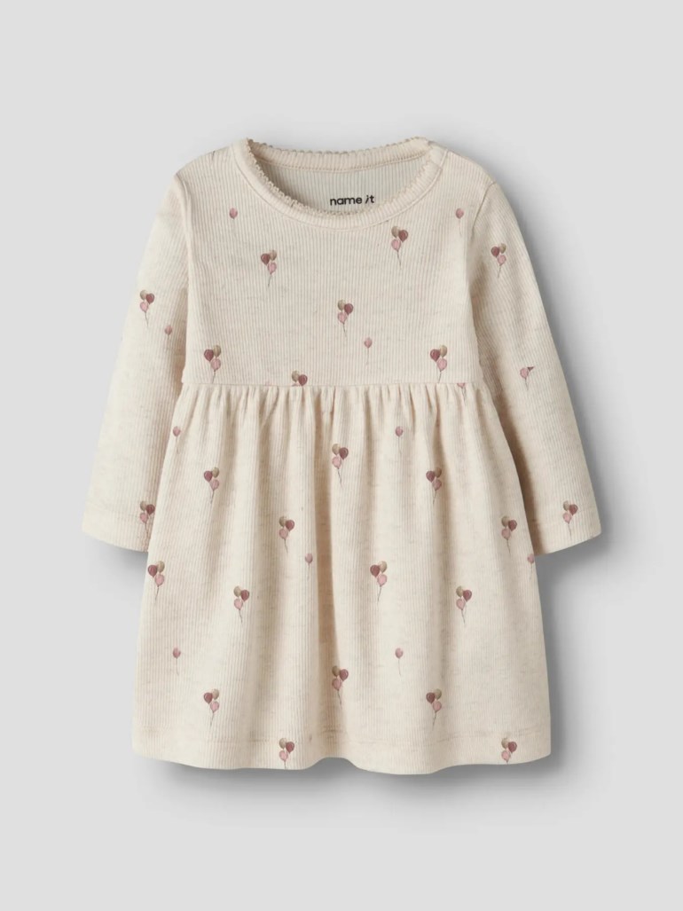 Forfra, en langermet ribbet beige babykjole med rynket skjørt og ballongtrykk.