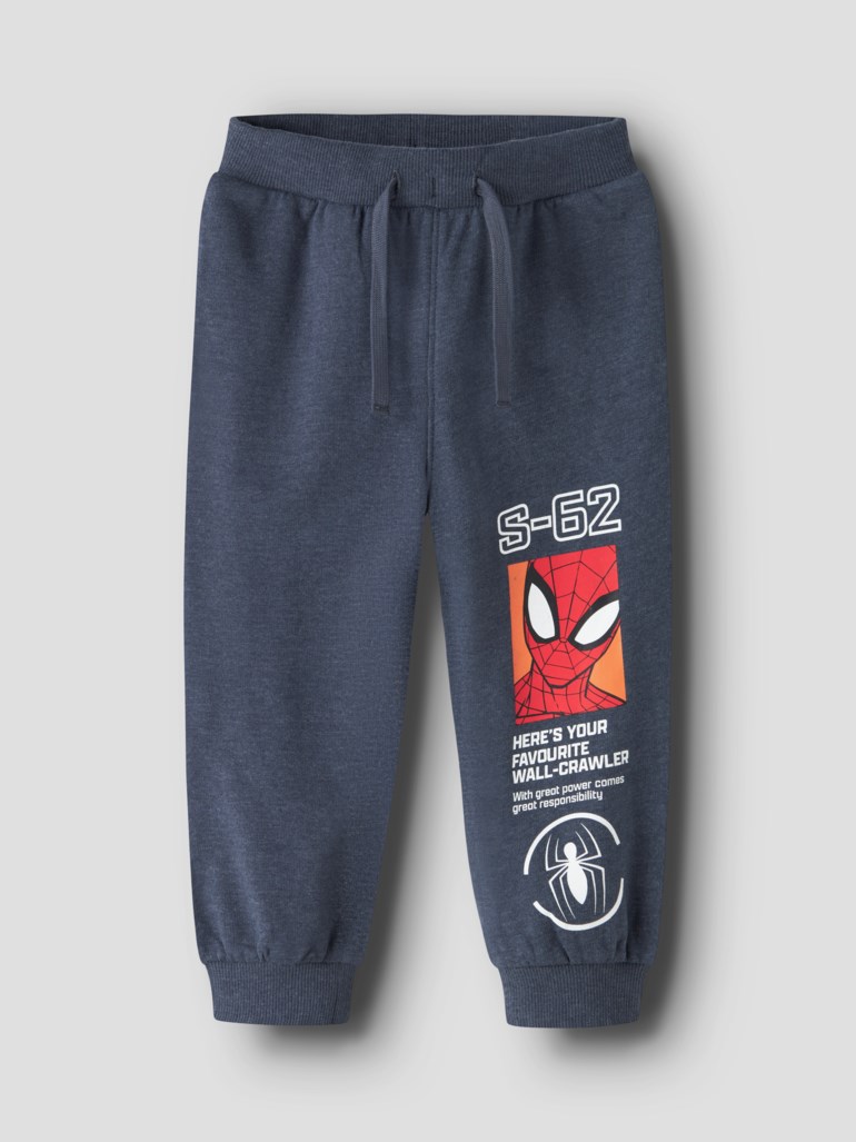 Forfra mørkeblå joggebukse for barn med strikk i midjen og mansjetter, med Spider-Man-trykk på høyre ben.