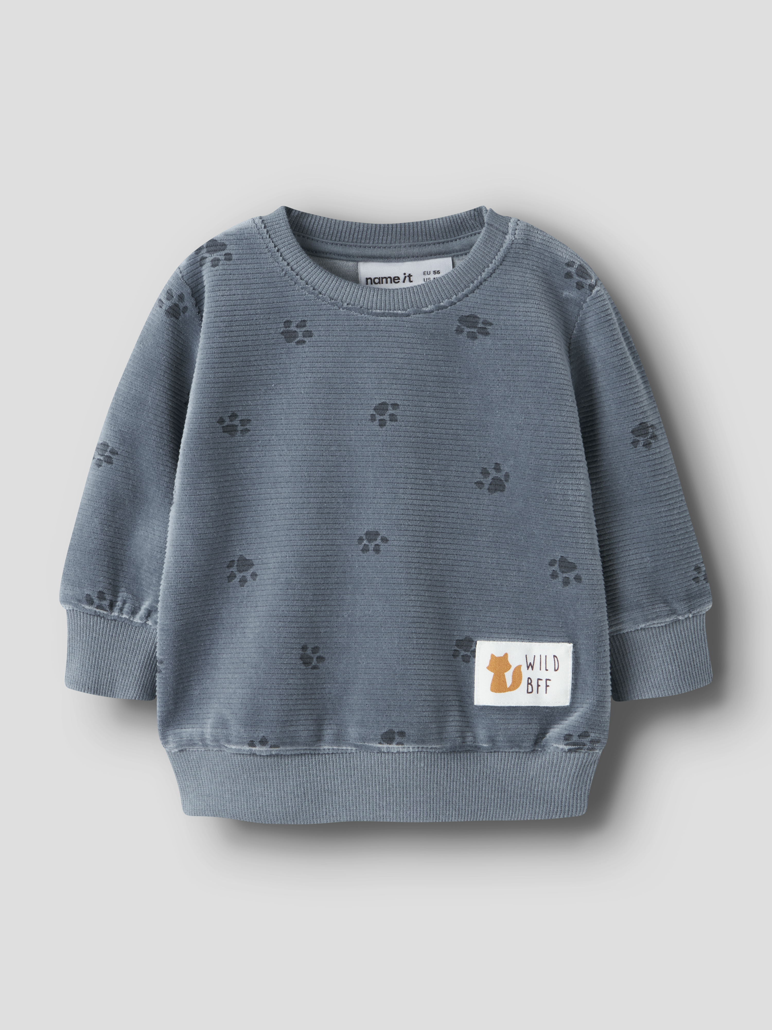 Babys blågrå ribbestrikket genser med mørke potespor og 'WILD BFF'-rev-patch, forfra.