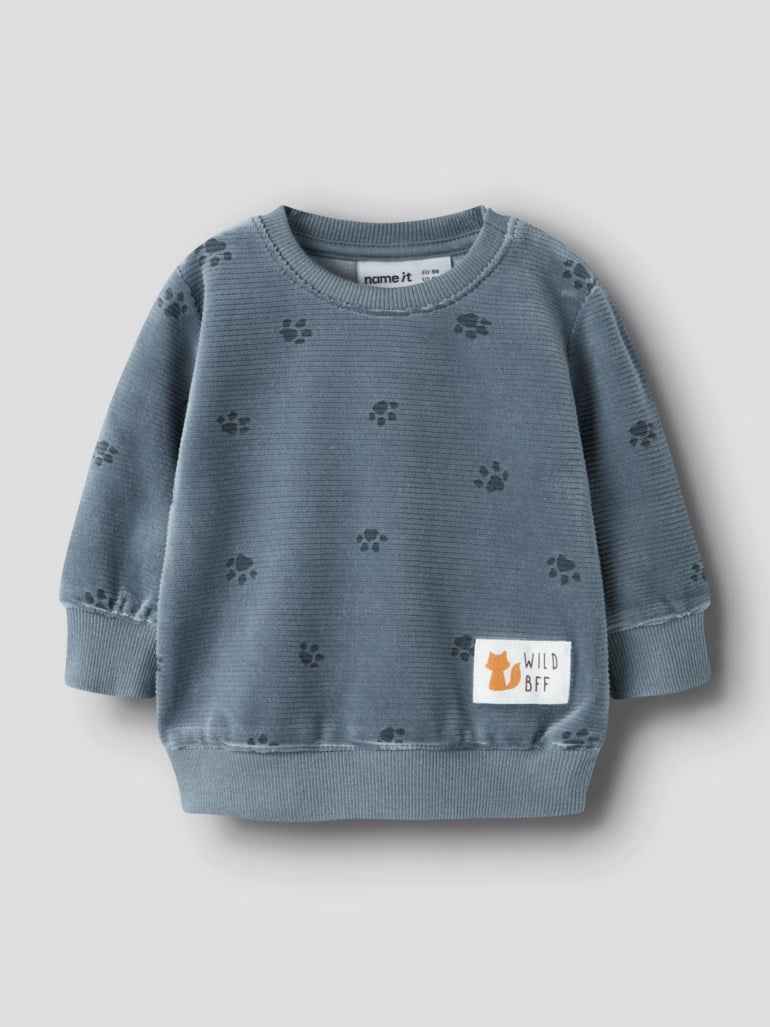 Babys blågrå ribbestrikket genser med mørke potespor og 'WILD BFF'-rev-patch, forfra.