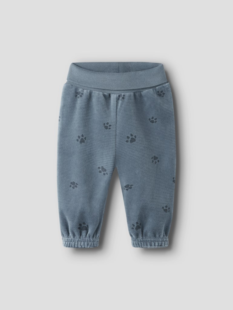 Babyblå ribbestrikket joggebukse med potetrykk, elastisk midje og vrangborder, forfra.