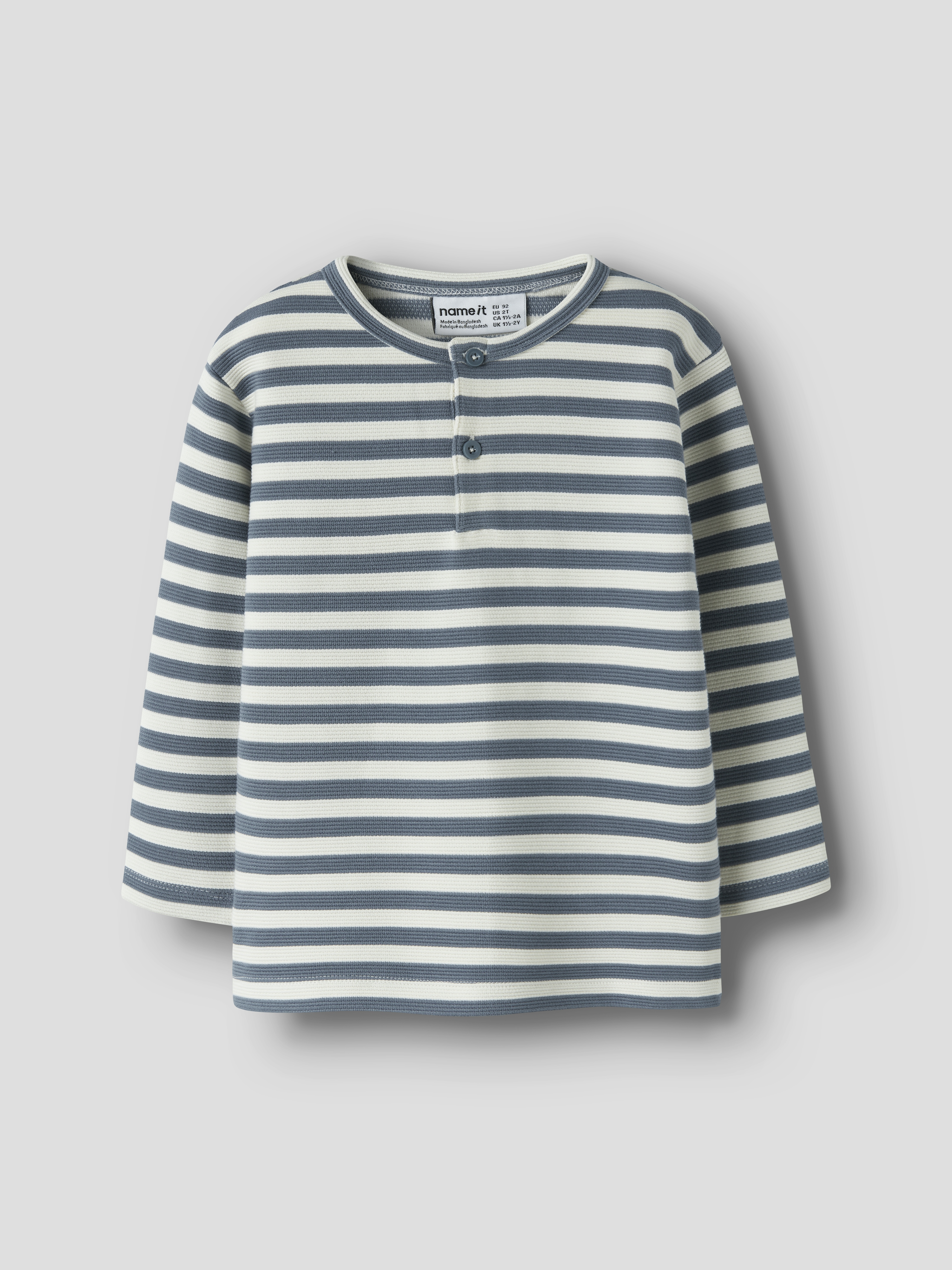 Stripet blågrå og hvit langermet topp for barn med henley-hals og teksturert stoff, forfra.