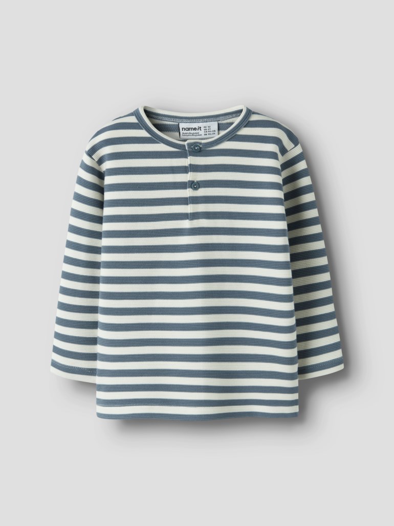 Stripet blågrå og hvit langermet topp for barn med henley-hals og teksturert stoff, forfra.