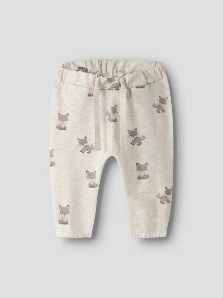 Babyens lysebeige joggebukse med revemønster, elastisk midje og fiskebenssnøring.