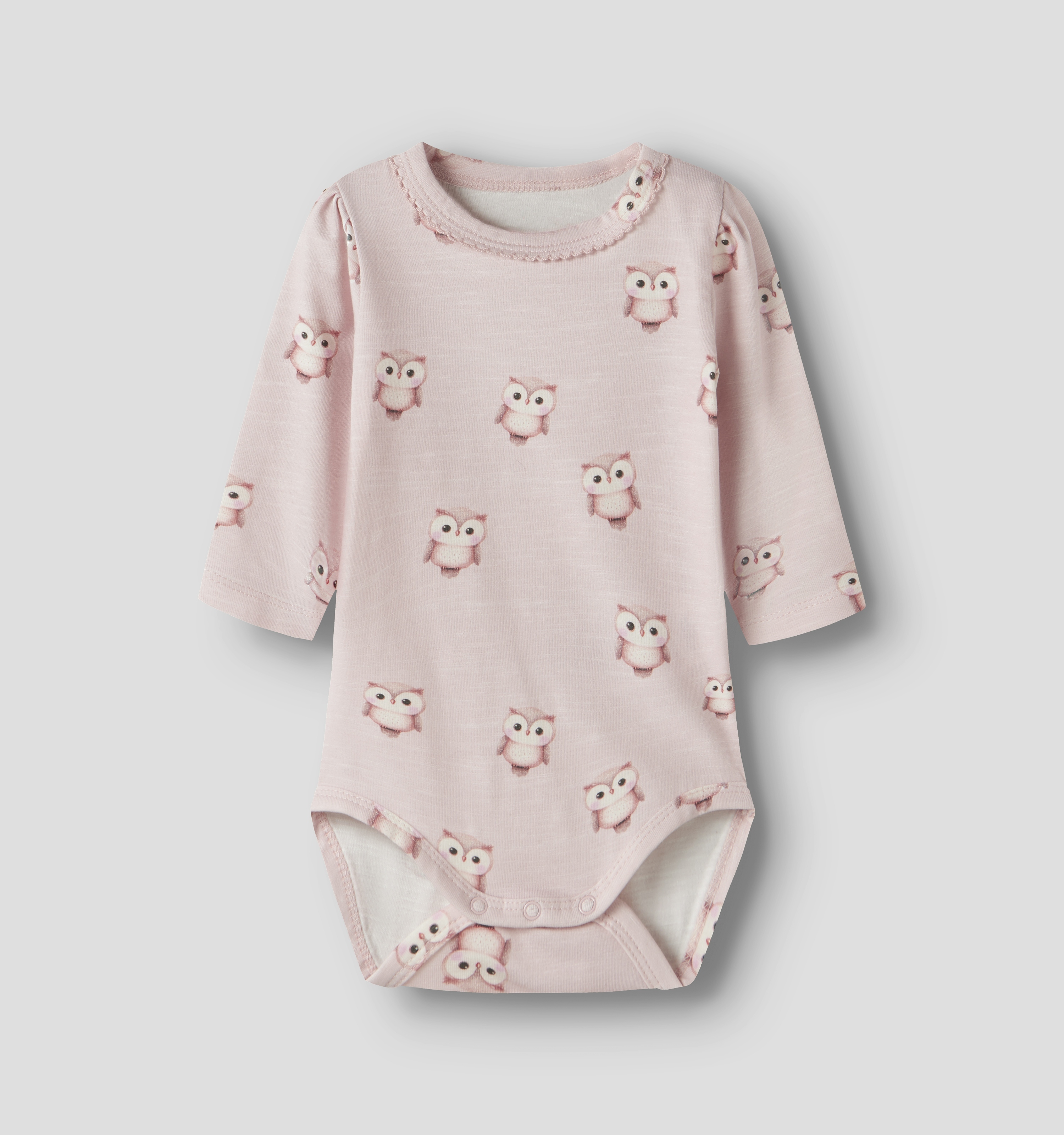Rosa langermet babybody med uglemønster, rund hals med bølgekant og trykknapper, forfra.