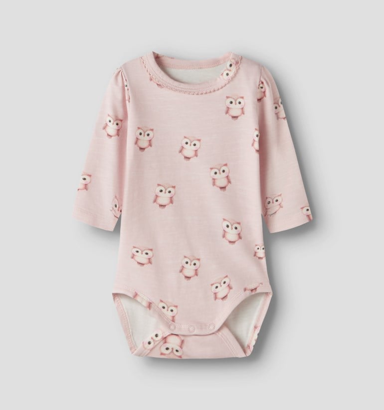 Rosa langermet babybody med uglemønster, rund hals med bølgekant og trykknapper, forfra.