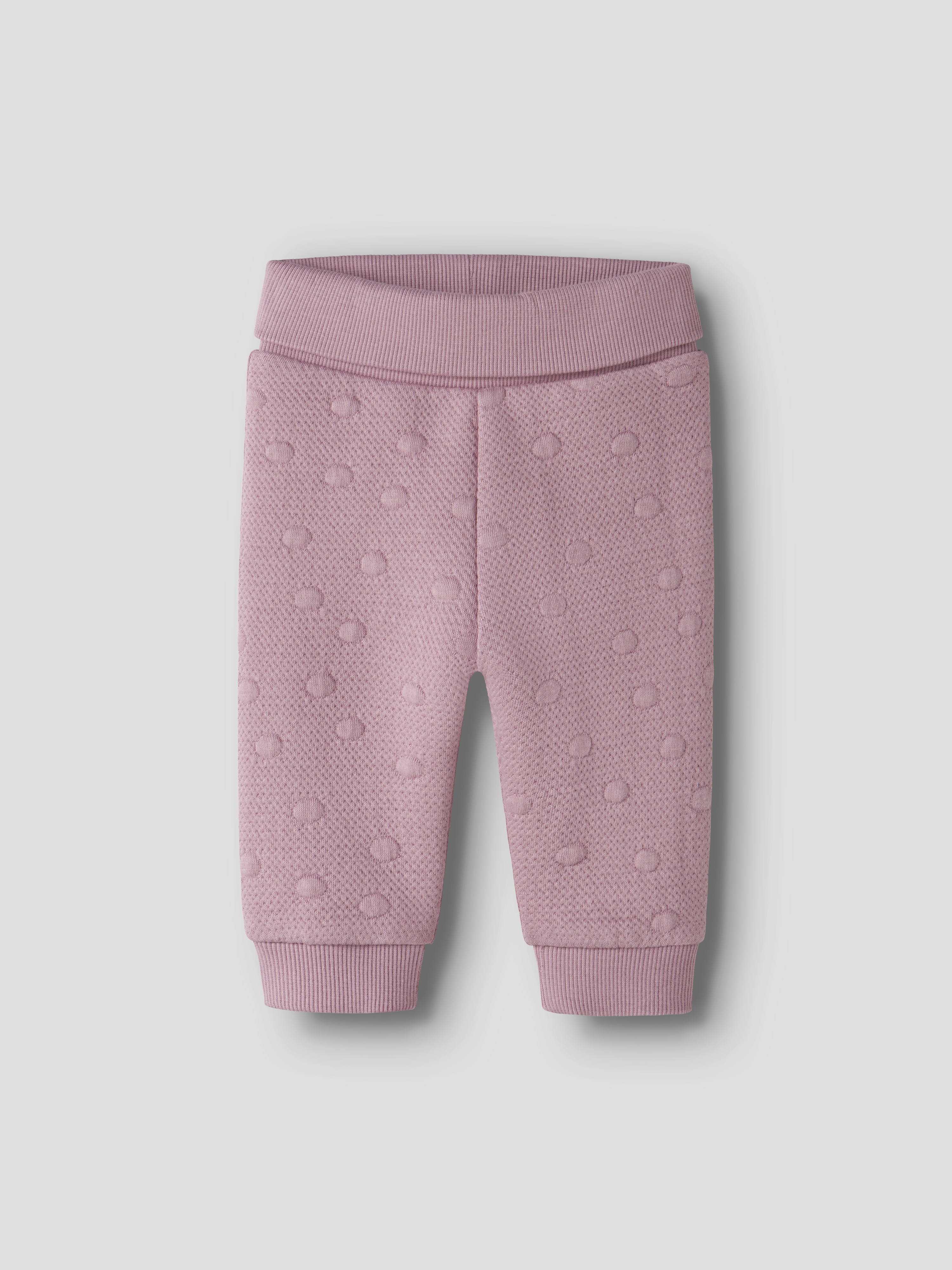 Lys rosa babybukse med pregede prikker, ribbet midje og ankelmansjetter, forfra.
