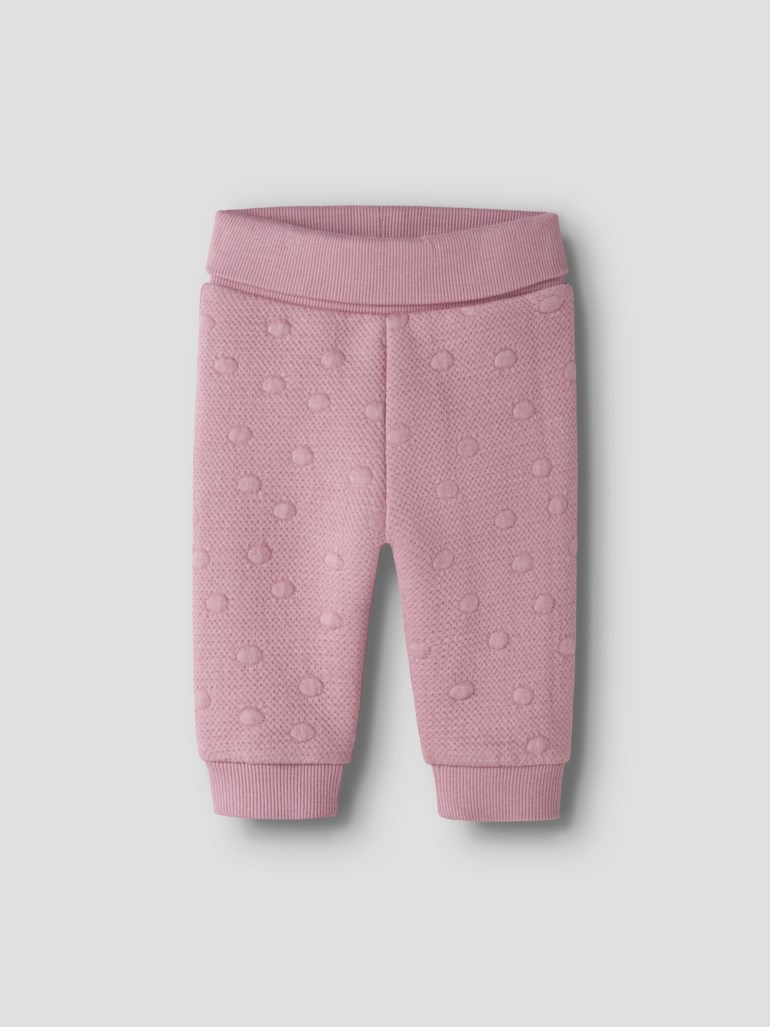 Lys rosa babybukse med pregede prikker, ribbet midje og ankelmansjetter, forfra.
