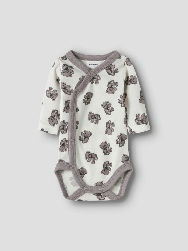 Babyens kremhvite, langermede omslagsbody med grått teddybjørnmønster og trykknapper.
