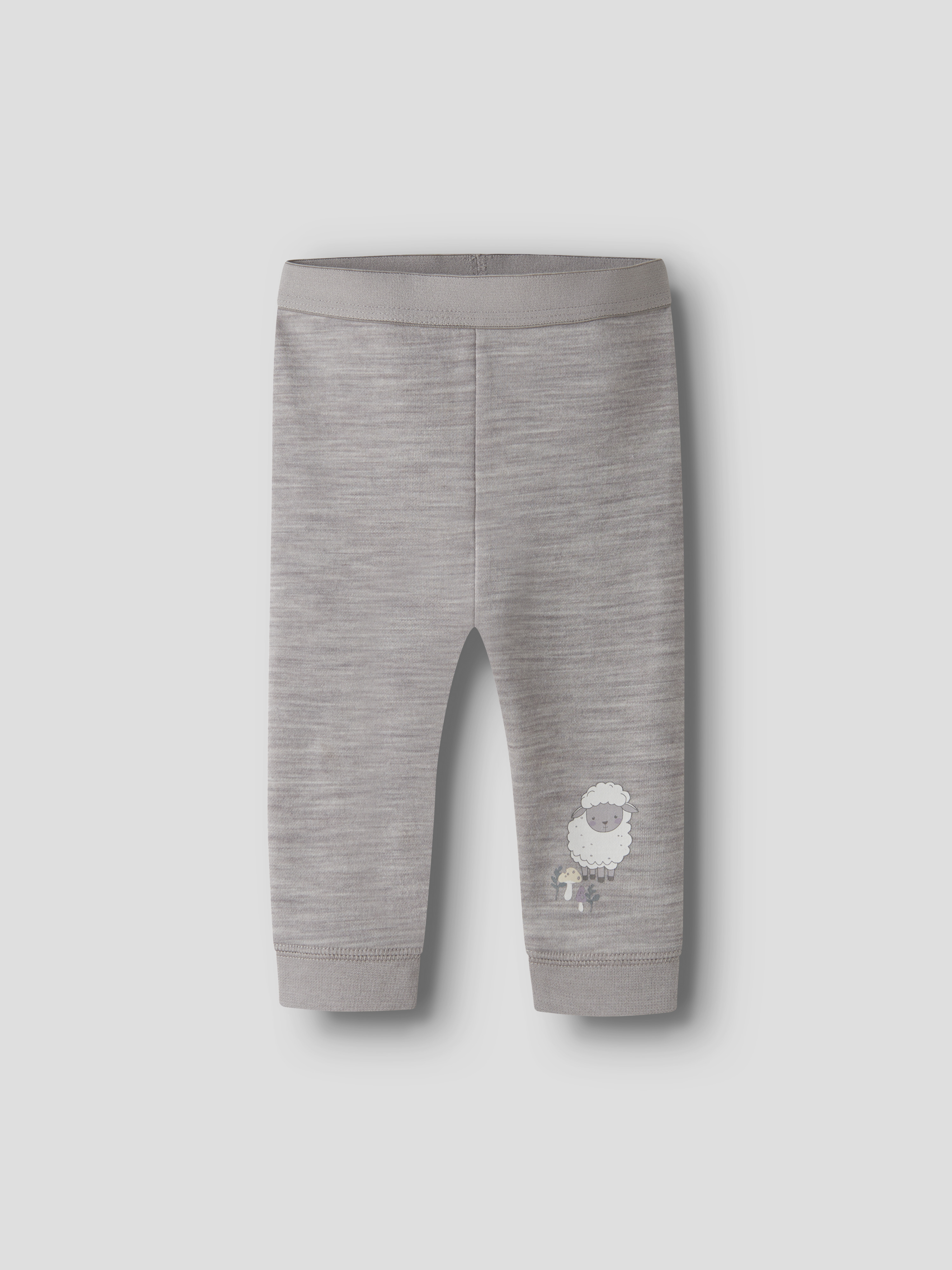 Babyleggings i lys grå melert med elastisk midje og et sauprint på høyre ben, forfra.