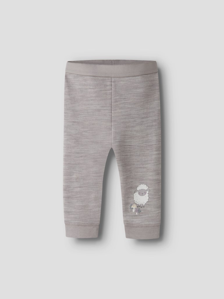Babyleggings i lys grå melert med elastisk midje og et sauprint på høyre ben, forfra.