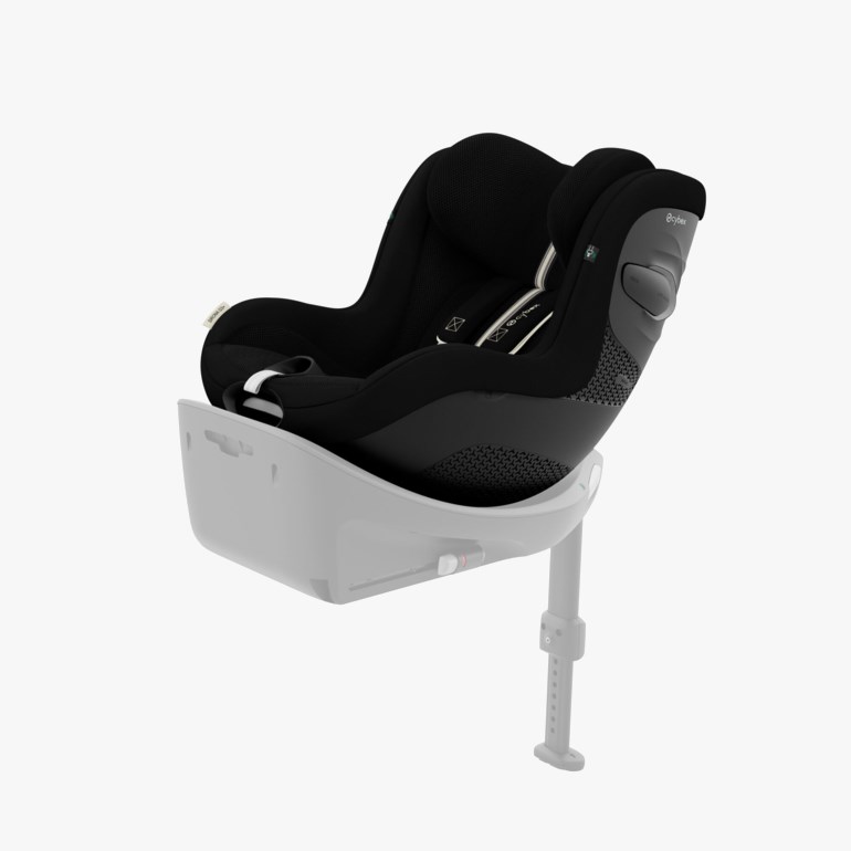 Svart bilbarnstol med 5-punktssele, montert på en grå ISOFIX-base med justerbar støttefot.