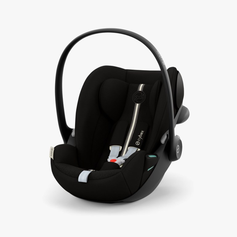 Svart babystol med bærehåndtak, fempunktsele med lyseblå stropper og et hvitt midtstripe.