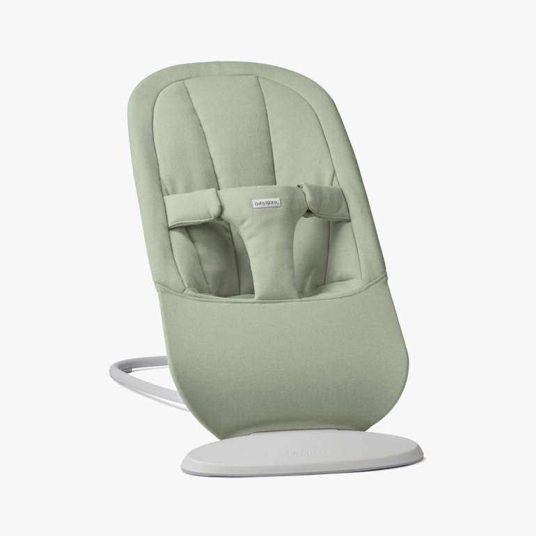 Lys grønn babygynge med grå ramme og base, forfra.