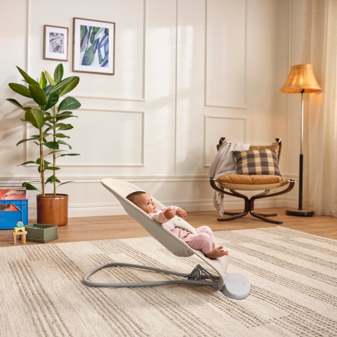 BabyBjörn Vippestol Begin Mykbørstet vev Sandgrå