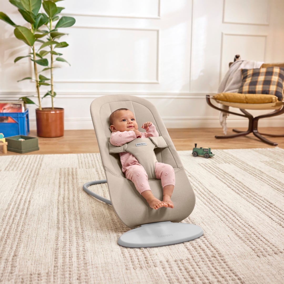 BabyBjörn Vippestol Begin Mykbørstet vev Sandgrå