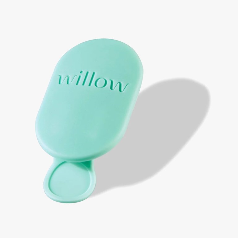 Et mintgrønt ovalt plastetui med "willow" preget og en liten løkke festet nederst.