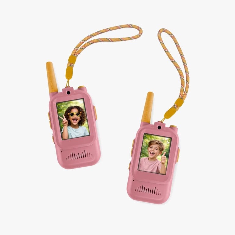 To rosa walkie-talkies for barn med gule antenner, skjermer som viser barn, og vevde gule håndleddsremmer.