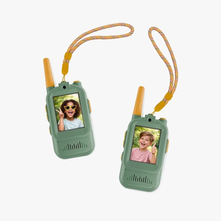 To grønne walkie-talkier med oransje antenner, gule håndleddsremmer og skjermer som viser barn som poserer.