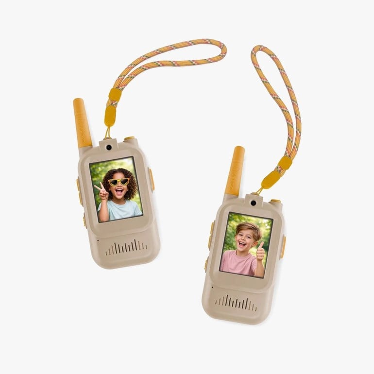 To beige walkie-talkier med gule antenner, skjermer som viser en jente og en gutt, og mønstrede håndleddsstropper.