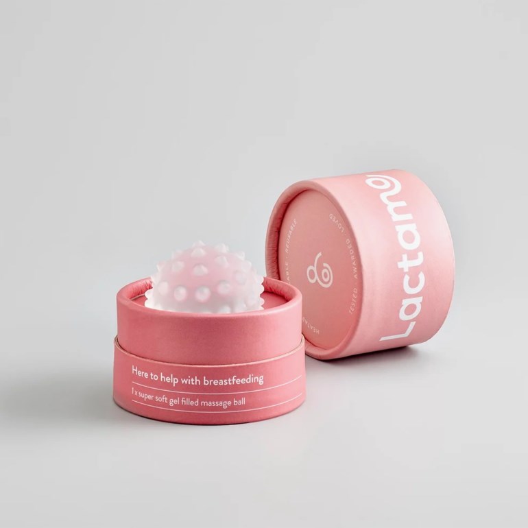 En rosa, supermyk gel-fylt massasjeball hviler i en åpen rund rosa eske med lokket.