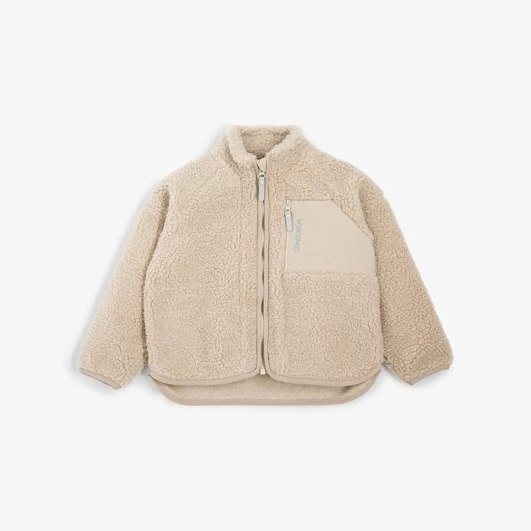 Lys beige teddyfleecejakke med hel glidelås, høy krage og en flat brystlomme.