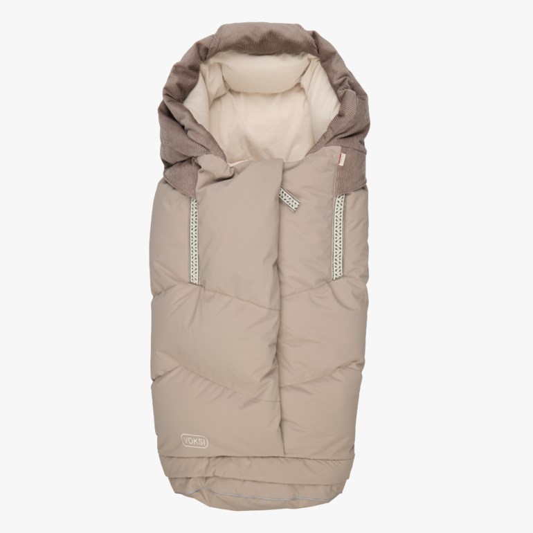 Beige vattert babyvognpose med cordfløyelhette og mønstrede sidebånd, forfra.