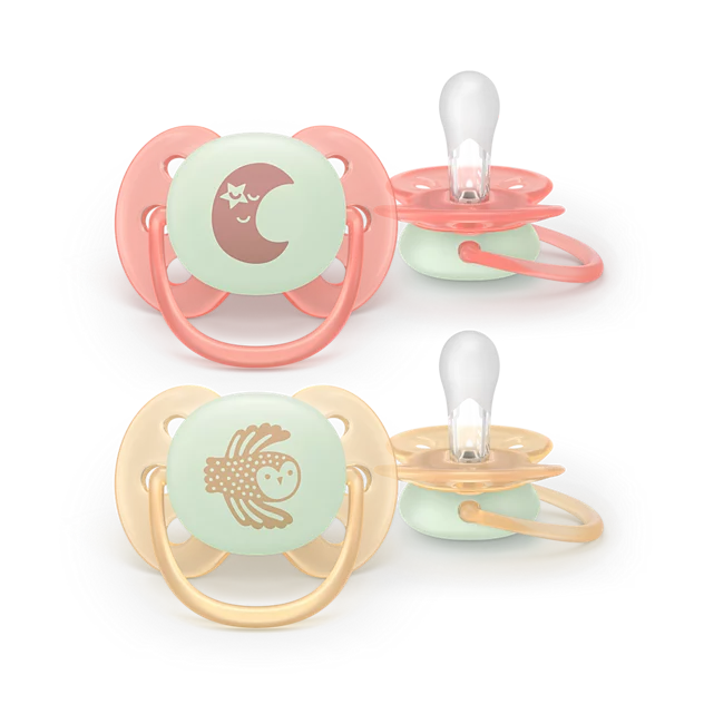 To par babysmokker: ett korallrosa par med måne- og stjernerdesign, og ett lyst gult par med ugledesign.