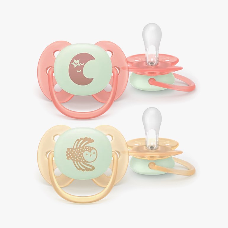 To par babysmokker: ett korallrosa par med måne- og stjernerdesign, og ett lyst gult par med ugledesign.