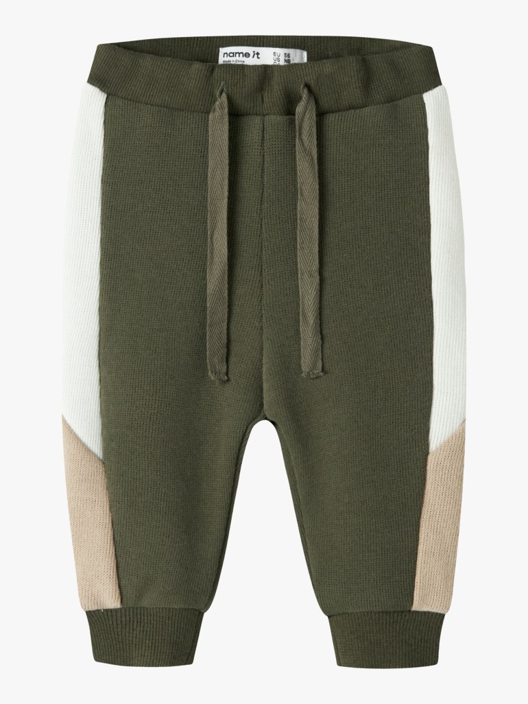 Baby olivengrønne strikkede joggebukser med hvite og beige sidepaneler, strikk i midjen og snøring.