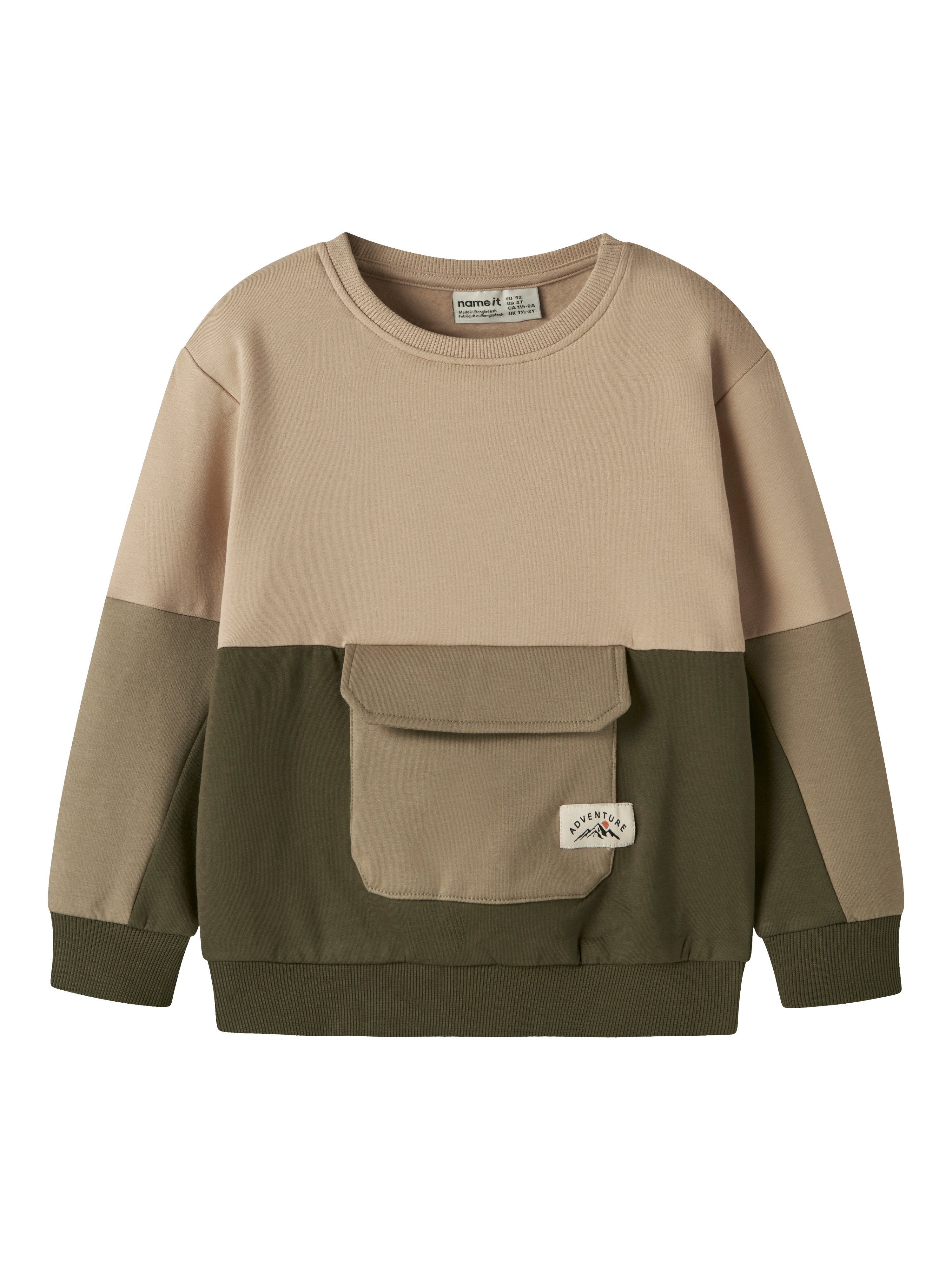 Barnas fargeblokkerte genser i beige, brun og olivengrønn med rund hals og frontlomme.