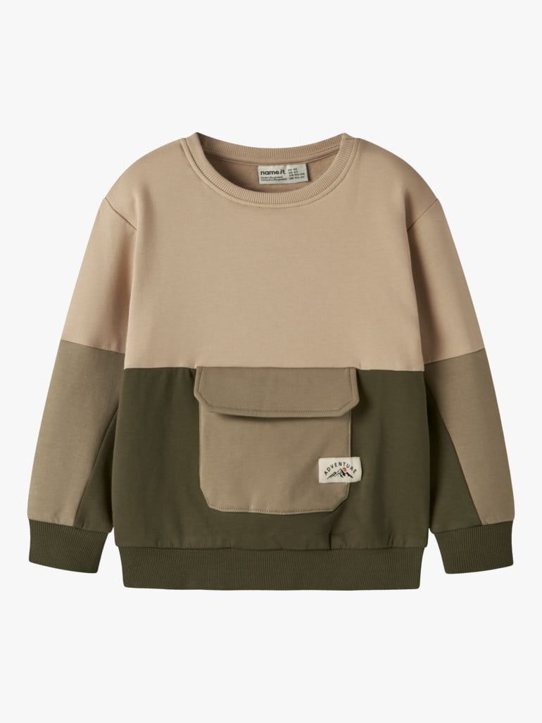 Barnas fargeblokkerte genser i beige, brun og olivengrønn med rund hals og frontlomme.