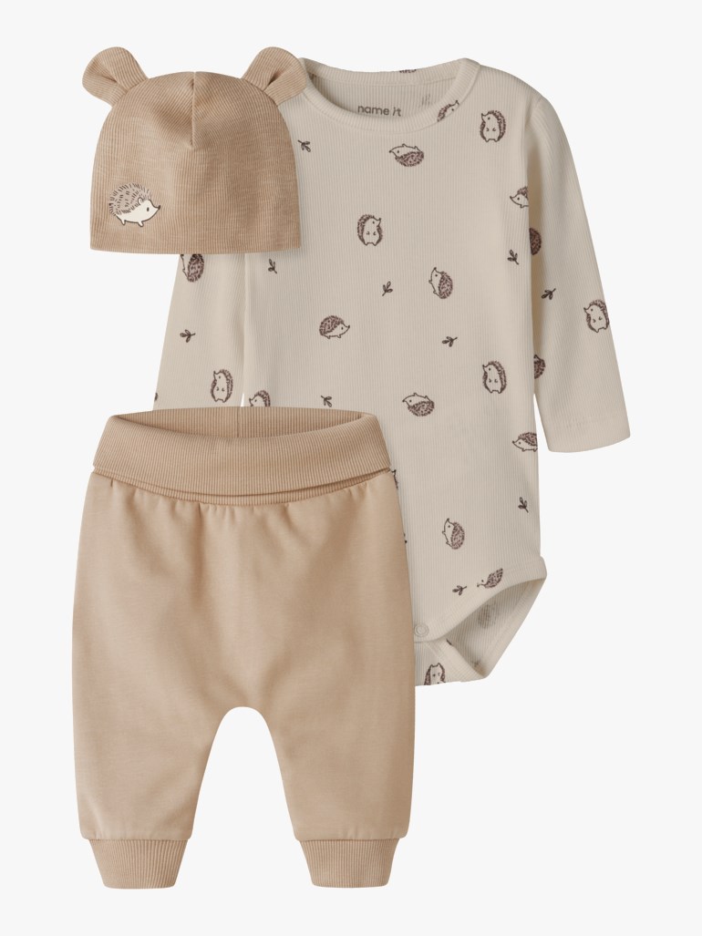 Babybody i kremfarget ribbestoff med pinnsvinmønster, beige ribbestrikket bukse og lue med ører.