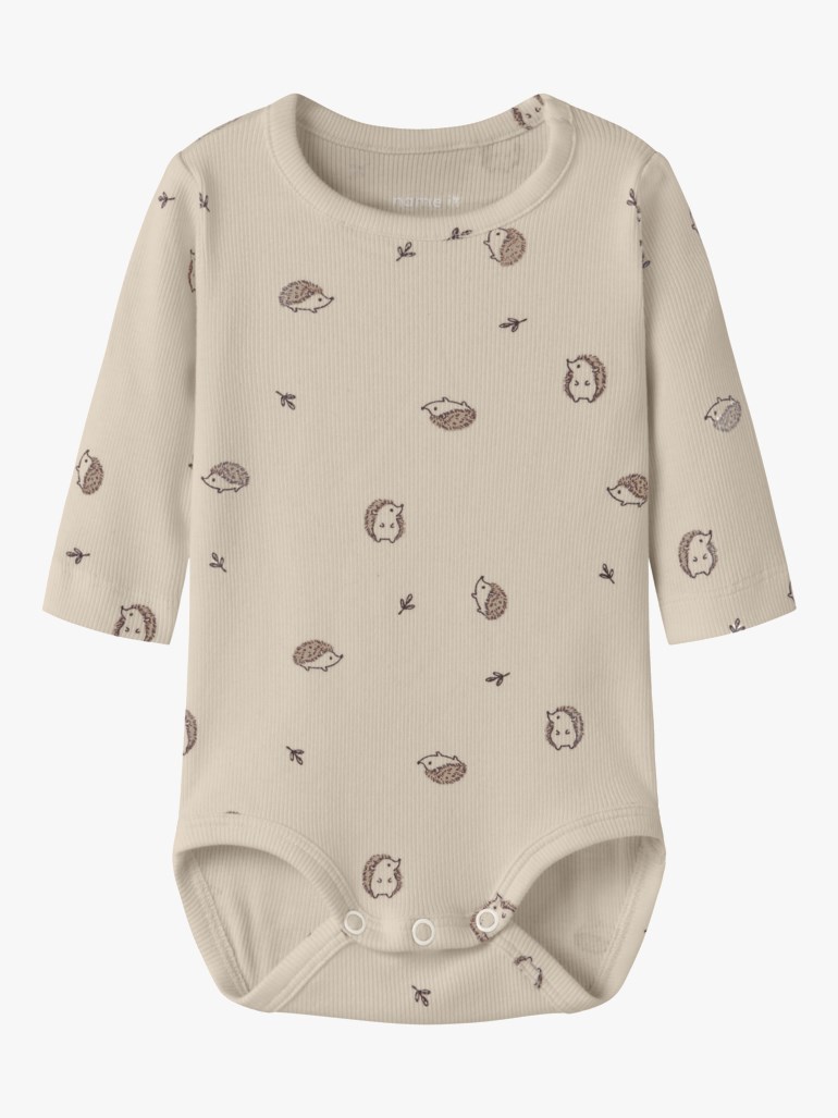 Lys beige ribbet babybody med lang erm, rund hals, pinnsvinmønster og trykknappfeste i skrittet.