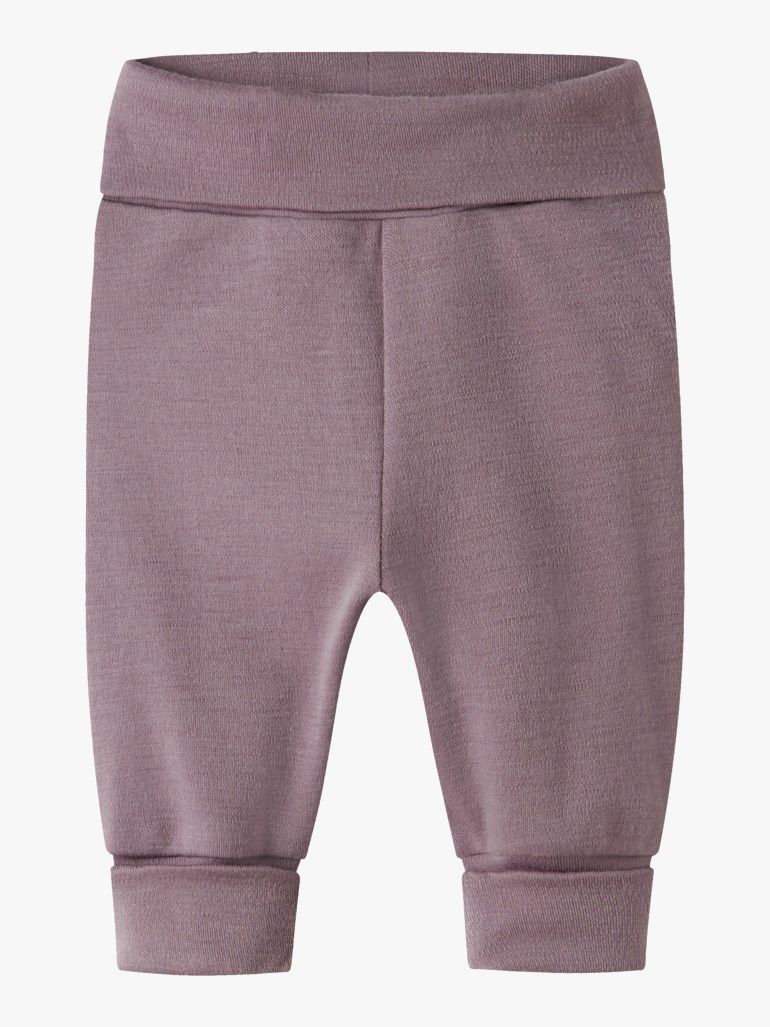 Frontvisning av plommefargede babybukser i jersey med bred, brettbar linning og mansjetter.
