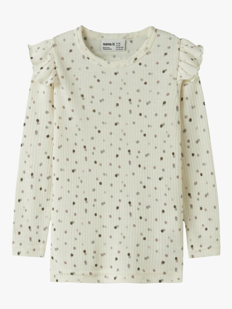 Barns ribbet off-white langermet topp med volanger og brune prikker, forfra.