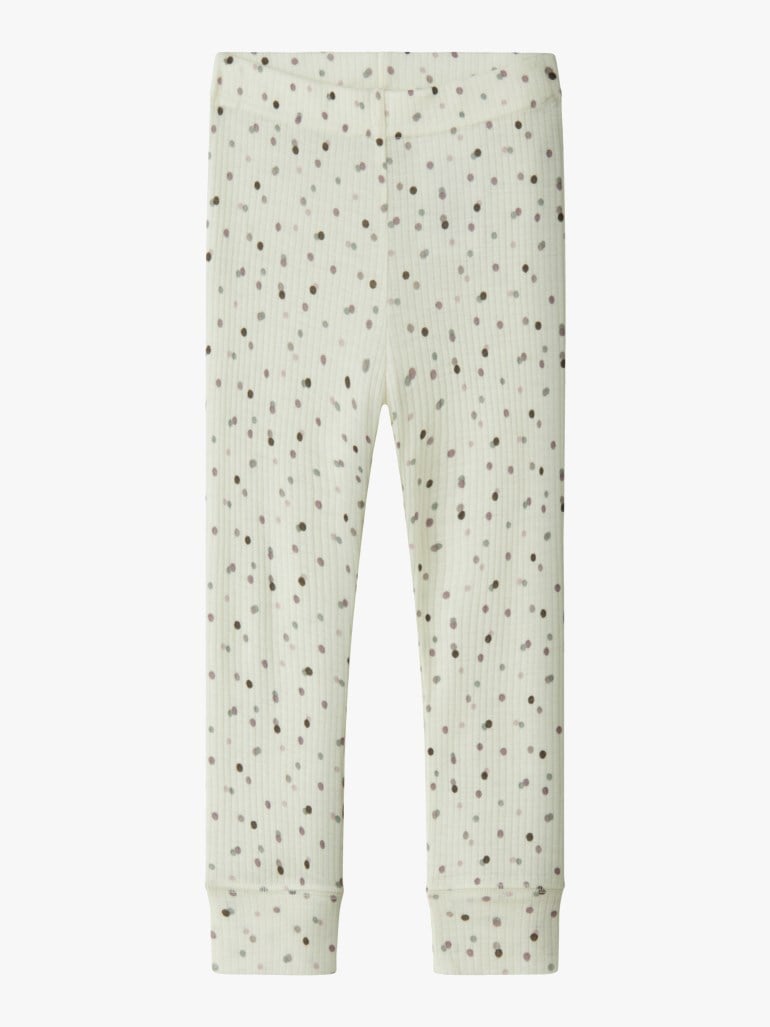 Ribbede barn leggings i lys beige med spredte grå og mørkegrå prikker, forfra.