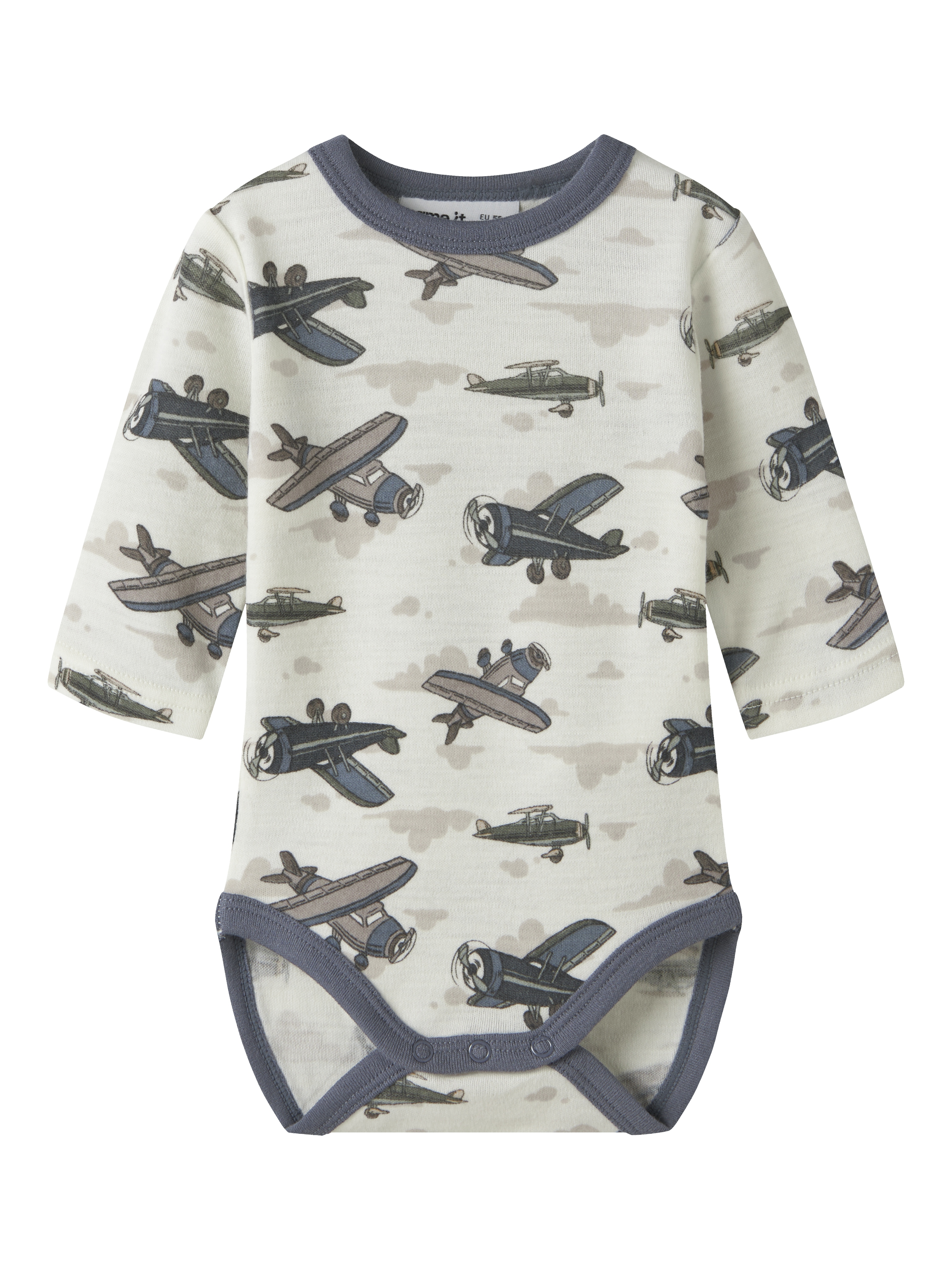 Babylangermet off-white body med blått fly og sky-trykk, med trykknapper.